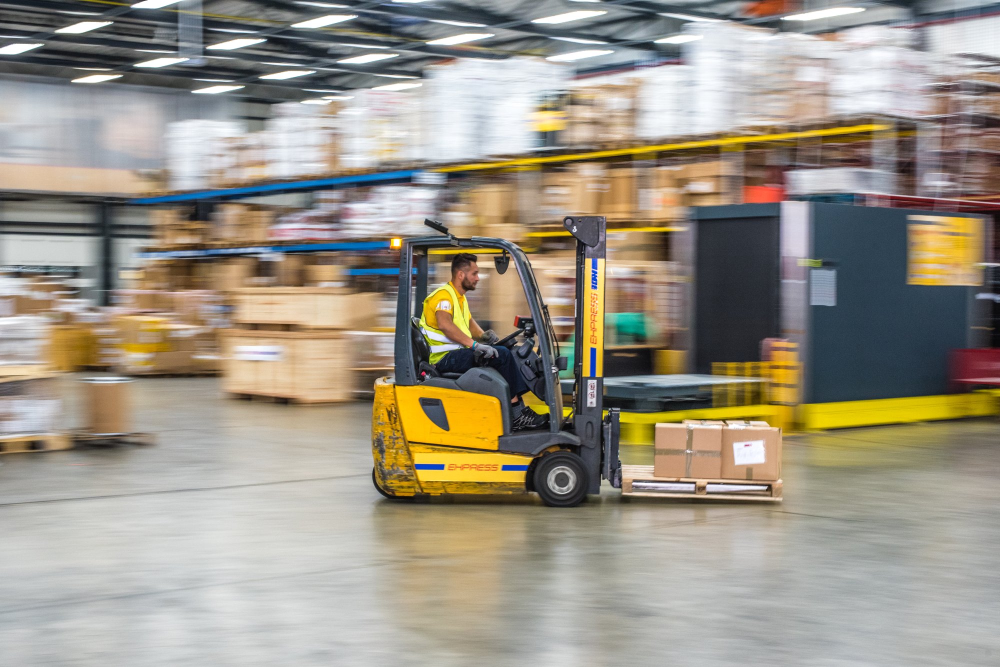 Full-Size_Image picture forklift in warehouse 20190808 GLO EN
